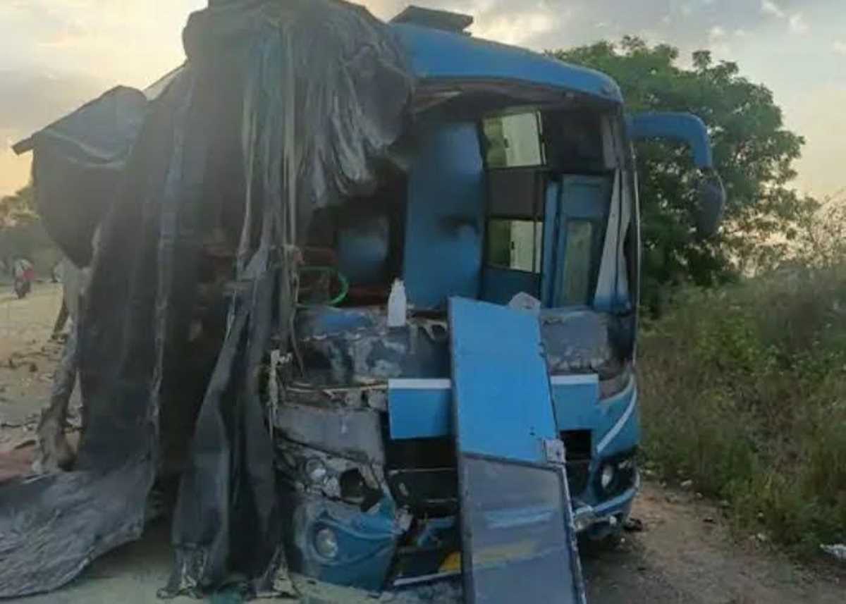 भीषण सड़क हादसा ; मक्सी रोड पर बस ट्रोला आमने-सामने भिड़े, 5 की मौत 15 घायल